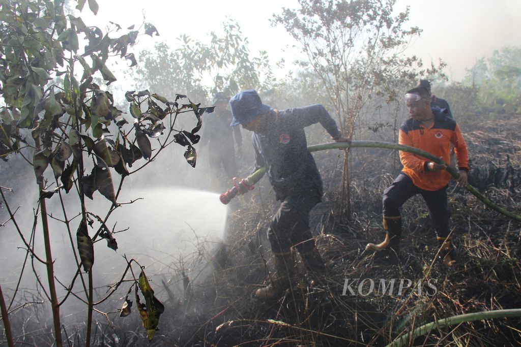 Pemadaman kebakaran lahan gambut di Sungai Raya Dalam, Kecamatan Sungai Raya, Kabupaten Kubu Raya, Kalimantan Barat, Jumat (10/2/2023).