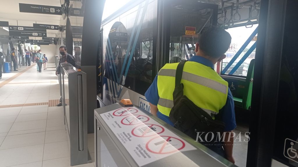 Suasana di Halte Stasiun Jatinegara 2, Rabu (28/12/2022). Hingga kini Transjakarta telah mengoperasikan 30 bus listrik.