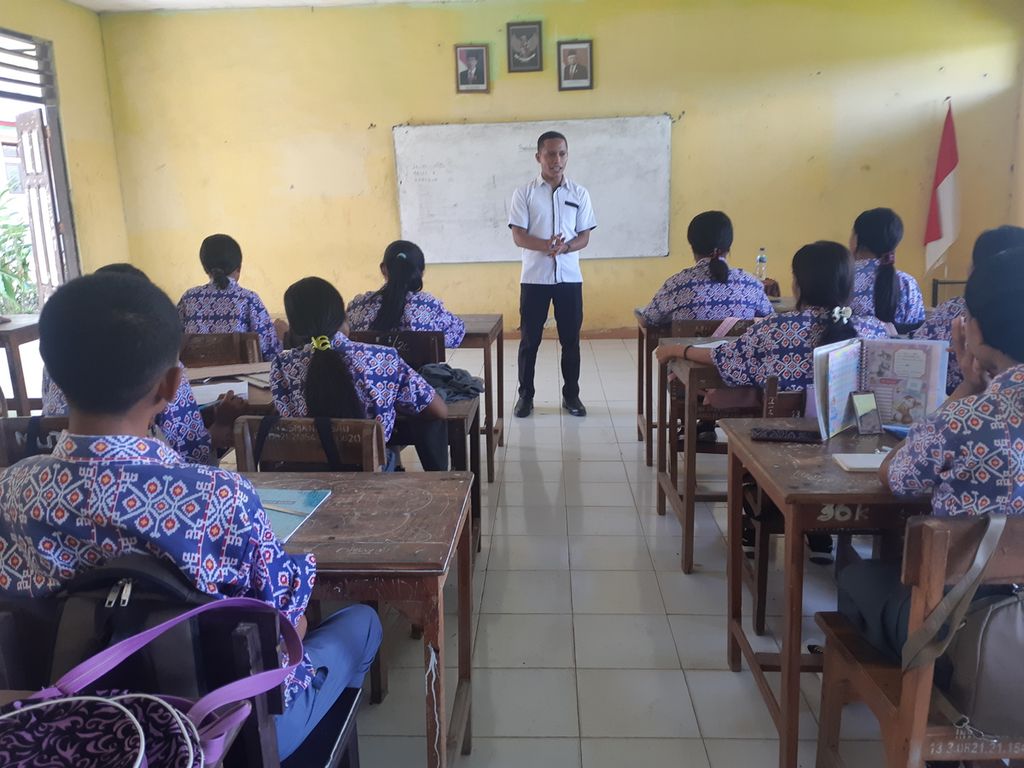 Yulius Aprian Klau sedang menjelaskan materi pelajaran kepada siswa di SMA Negeri 1 Kupang Timur, Kabupaten Kupang, Nusa Tenggara Timur, Rabu (23/11/2022).