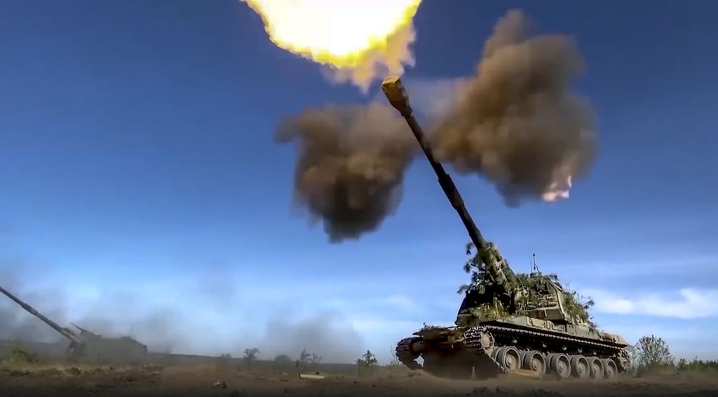Foto yang diambil dari cuplikan video yang dirilis Biro Pers Kementerian Pertahanan Rusia pada 5 Juni 2023 memperlihatkan artileri ditembakan ke posisi Ukraina di sebuah lokasi yang dirahasiakan. 