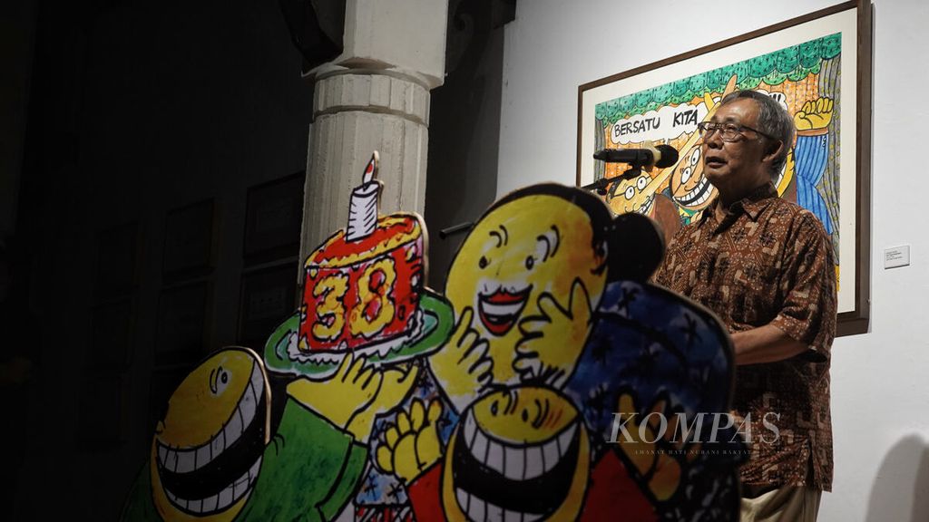 Rahmat Riyadi saat berpidato dalam pembukaan pameran komik strip dan komik tunggal karakter kartun Timun karyanya yang dipamerkan dengan judul Parodi Negeri Kami, di Bentara Budaya Jakarta, Jakarta, Kamis (16/2/2023). 