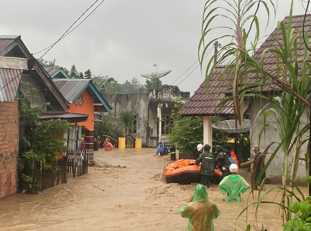 Banjir merendam sejumlah kecamatan di Kabupaten Lahat, Sumatera Selatan, Kamis (9/3/2023).