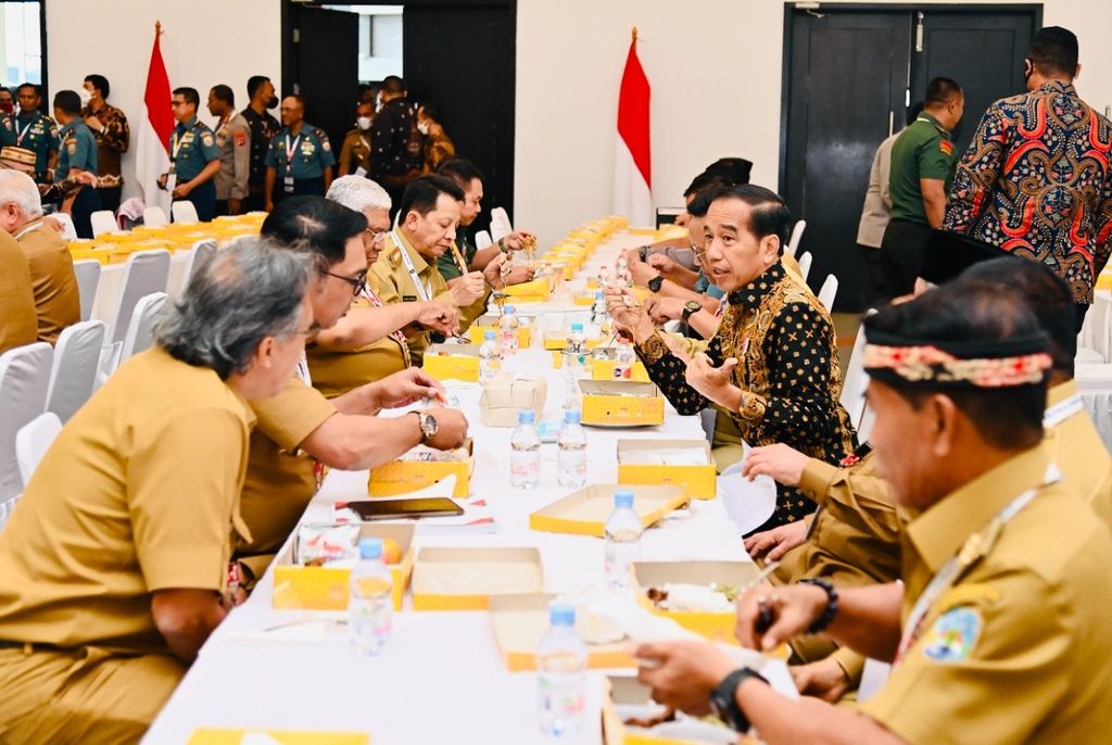 Presiden Joko Widodo makan siang bersama para gubernur peserta Rapat Koordinasi Nasional Forum Komunikasi Pimpinan Daerah Tahun 2023, Selasa (17/1/2023). Sembari bercengkerama, Presiden dan para gubernur menikmati nasi kotak masing-masing. 