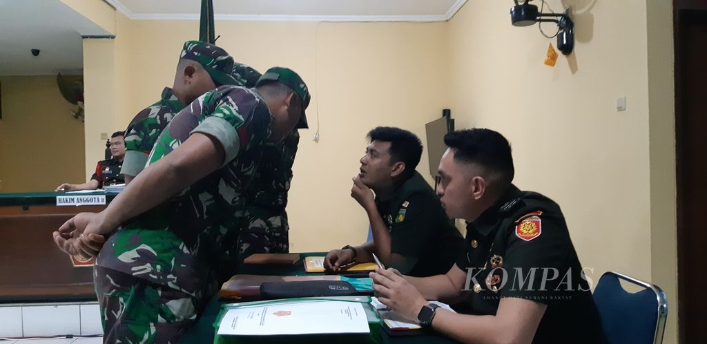 Keempat anggota TNI Angkatan Darat selaku terdakwa kasus pembunuhan dan mutilasi empat warga Nduga berkonsultasi dengan kedua penasihat hukum dalam persidangan di Pengadilan Militer III-19 Jayapura, Papua, pada Senin (6/2/2023). Empat anggota ini dituntut pidana seumur hidup penjara.