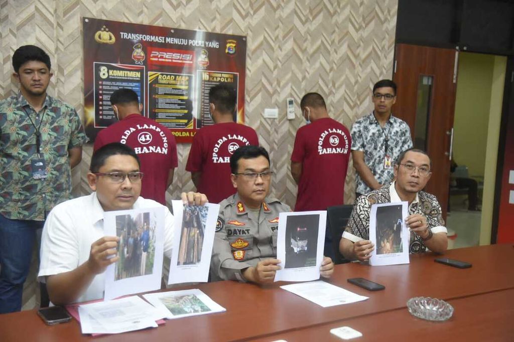 Suasana pengungkapan kasus pembalakan liar di Tahura Wan Abdul Rachman, Lampung. Pelaku dibekuk tim gabungan Polda Lampung dan Dinas Kehutanan Provinsi Lampung.