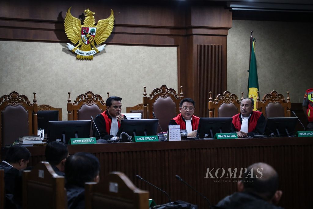 Majelis hakim berbicara kepada jaksa penuntut umum dalam sidang terdakwa Lukas Enembe yang dinyatakan ditunda di Pengadilan Tindak Pidana Korupsi, Jakarta, Senin (17/7/2023). Majelis hakim menunda sidang terdakwa Lukas Enembe terkait suap dan gratifikasi hingga Selasa (1/8/2023) karena terdakwa menjalani perawatan di Rumah Sakit Pusat Angkatan Darat Gatot Soebroto. Majelis hakim kembali menunda penahanan Gubernur nonaktif Papua Lukas Enembe terhitung sejak Minggu (16/7/2023) hingga Senin (31/7/2023). 