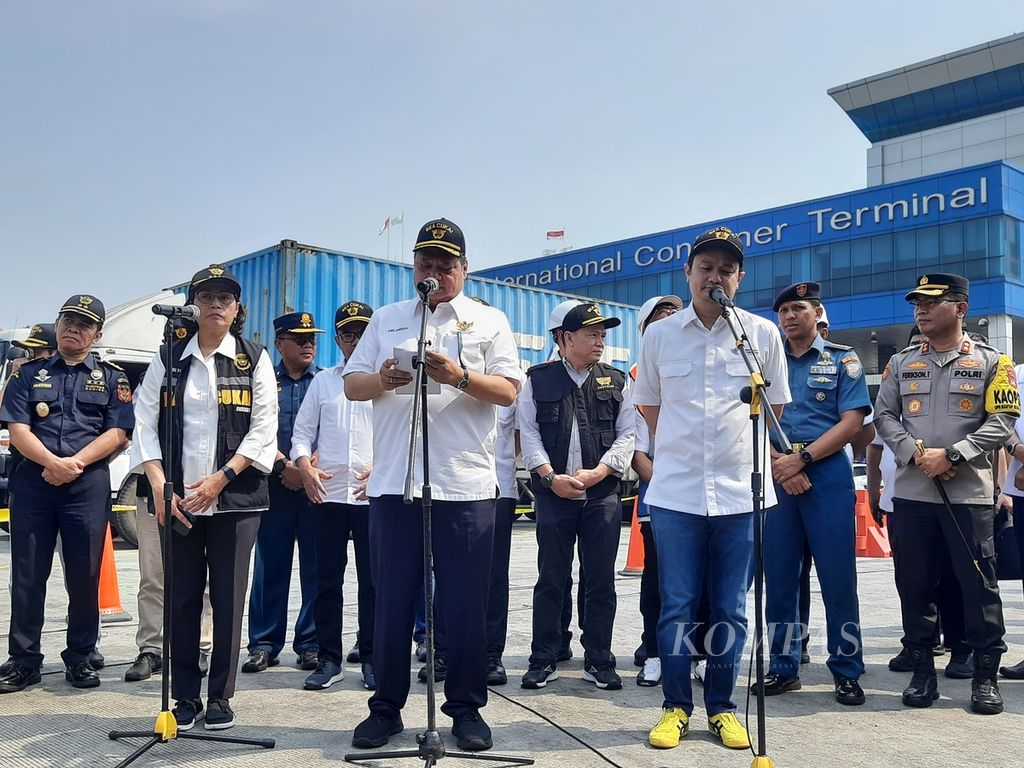 Menteri Koordinator Bidang Perekonomian Airlangga Hartarto menjelaskan relaksasi kebijakan barang impor di Jakarta International Container Terminal, Tanjung Priok, Jakarta Utara, Sabtu (18/5/2024). Ia didampingi sejumlah pejabat lain, antara lain Menteri Keuangan Sri Mulyani serta Wakil Menteri Perdagangan Jerry Sambuaga. 