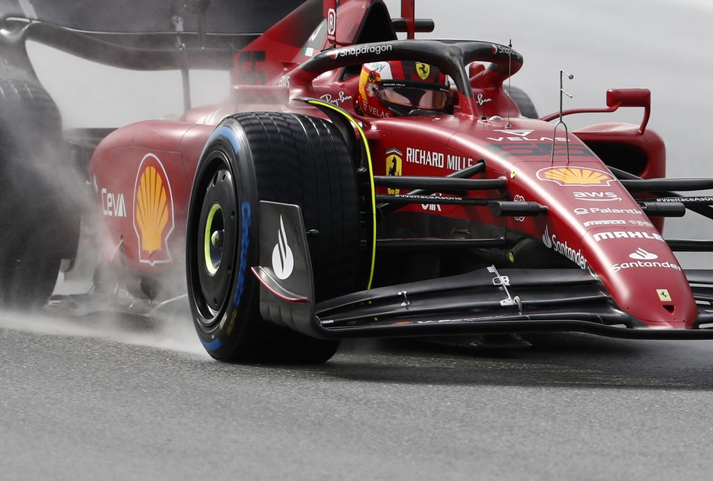 Pebalap Ferrari, Carlos Sainz, mengendarai mobilnya saat tes pramusim di Sirkuit Catalunya, Barcelona, Spanyol, Jumat (25/2/2022). 