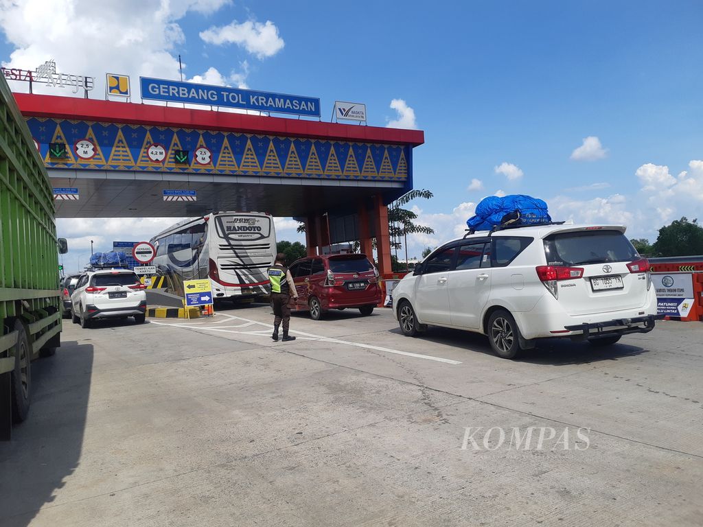 Antrean terjadi di Gerbang Tol Palembang-Kayuagung, Sumatera Selatan, Selasa (18/4/2023). Dalam tiga hari terakhir terjadi lonjakan kendaraan yang melintasi tol sepanjang 42 kilometer tersebut.