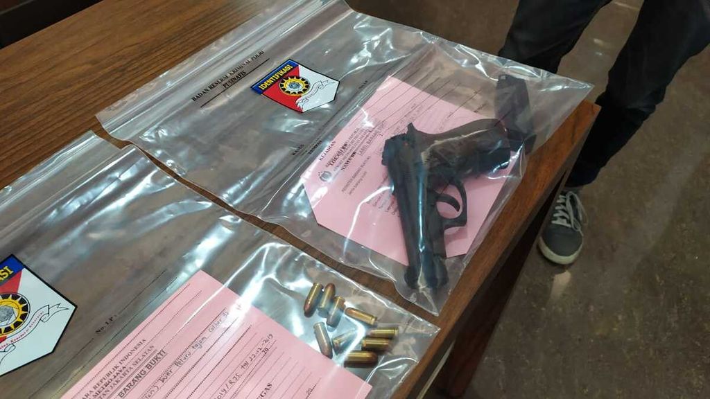Polisi menyita pistol milik tersangka AM. Tersangka AM adalah pemilik mobil sport Lamborghini yang melepaskan tembakan di Kemang, Jakarta Selatan, karena tersinggung dan sedang dipengaruhi ganja.