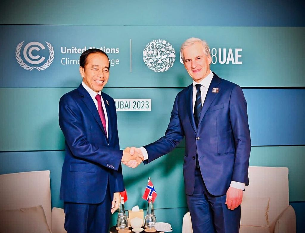 Presiden RI Joko Widodo dan Perdana Menteri Norwegia  Jonas Gahr St&oslash;re bertemu di sela-sela COP 28 di Dubai, Uni Emirat Arab pada Desember 2023