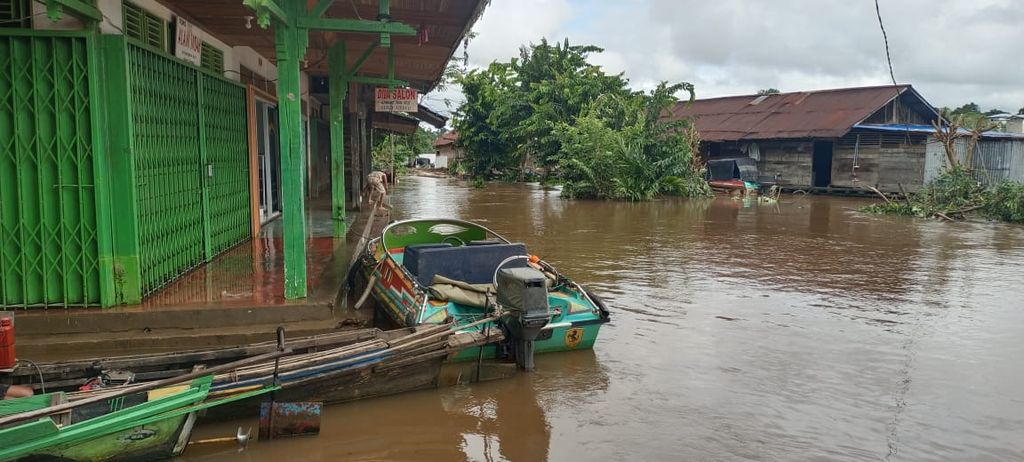 Kecamatan Serawai, Kabupaten Sintang, Kalimantan Barat, sempat dilanda banjir awal pekan ini. Banjir di daerah tersebut pada Rabu (5/10/2022) pagi perlahan surut.