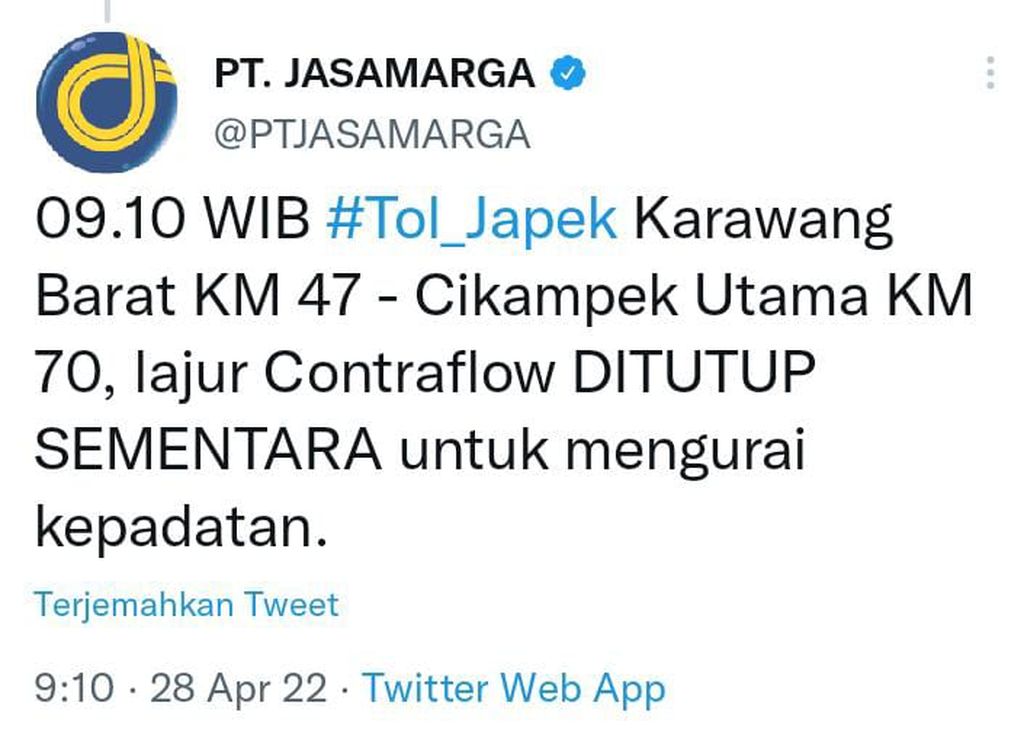 Laporan lalu lintas Jalan Tol Jakarta-Cikampek di akun Twitter @PTJASAMARGA.