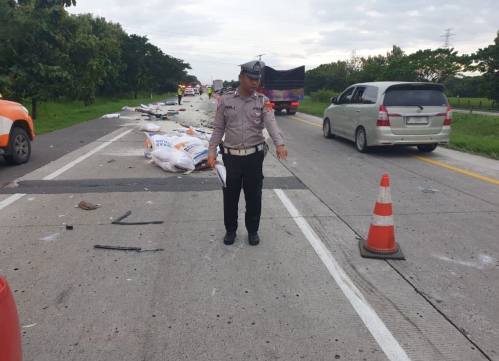 Petugas menunjukkan lokasi kecelakaan maut di Jalan Tol Cikopo-Palimanan Kilometer 186+200, Kabupaten Cirebon, Jawa Barat, Sabtu (25/2/2023). Kecelakaan yang melibatkan Bus Habibah Jaya Kencana dengan sebuah truk itu menyebabkan lima orang meninggal dunia.