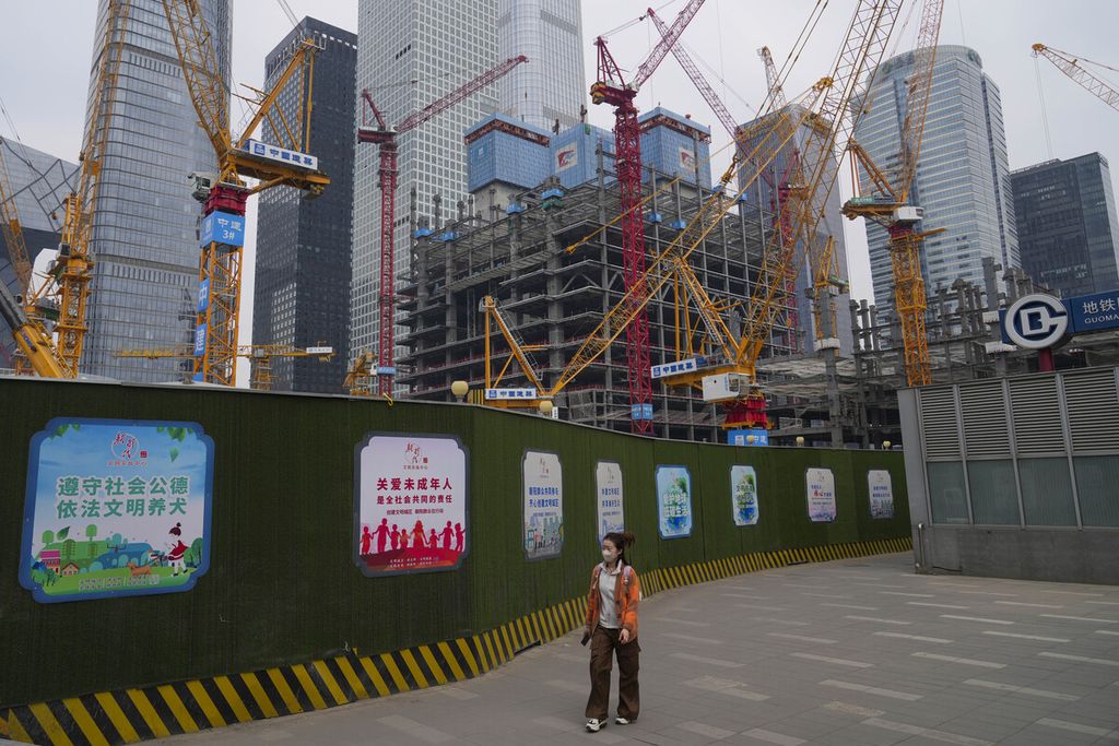 Proyek konstruksi di Beijing, China, pada Senin (1/4/2024).