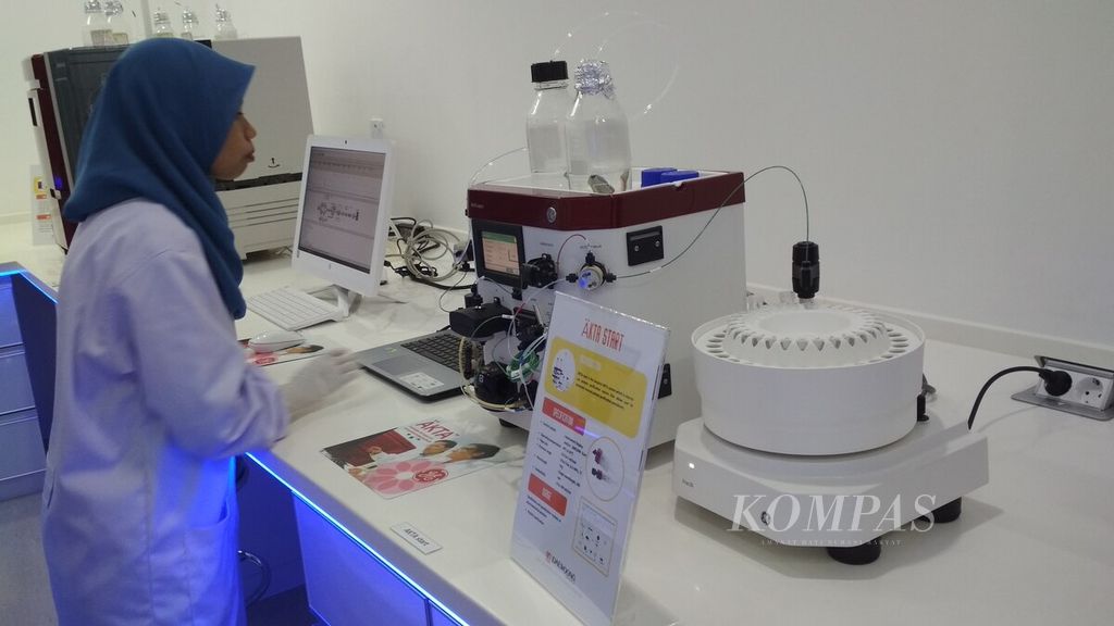 Teknisi laboratorium di Pusat Penelitian Bioteknologi Universitas Indonesia menyetel peralatan laboratorium, Jumat (6/4). Laboratorium bioteknologi ini merupakan hasil kolaborasi UI dan Daewoong Pharmaceutical, Korea Selatan.