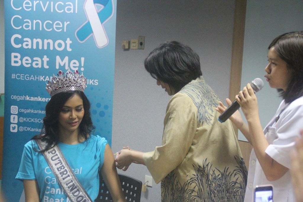 Puteri Indonesia 2017 Bunga Jelitha Ibrani menerima vaksinasi HPV pada acara lokakarya dan sosialisasi vaksinasi HPV di Jakarta, Kamis (7/9). Ia mengajak masyarakat Indonesia agar menyadari pentingnya vaksinasi HPV untuk mencegah kanker serviks.