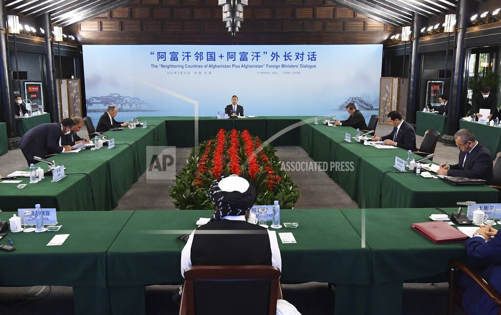 Dalam foto yang dirilis oleh Kantor Berita Xinhua China, Menteri Luar Negeri China Wang Yi (tengah) berbicara selama pertemuan dengan para menteri luar negeri Afghanistan dan negara-negara tetangganya di Tunxi, Provinsi Anhui, China timur, Kamis, 31 Maret 2022.