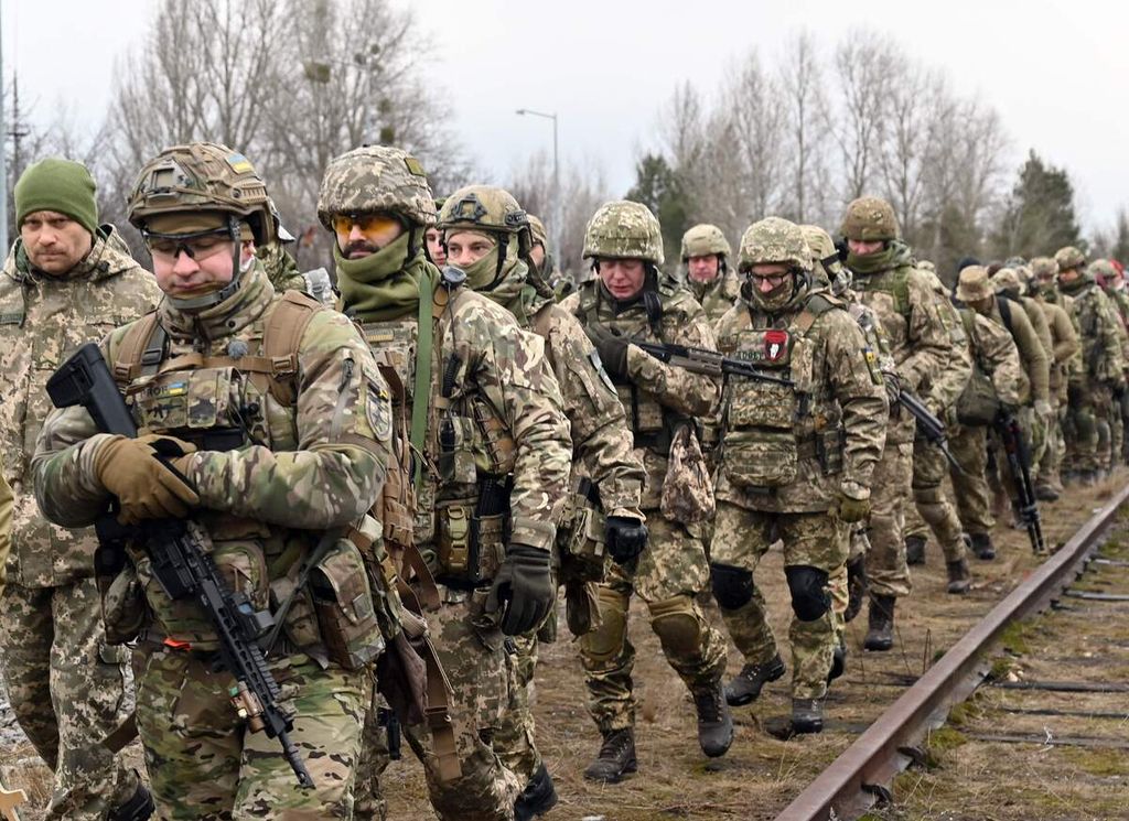Pasukan Pertahanan Teritorial Ukraina, pasukan cadangan Angkatan Bersenjata Ukraina, ambil bagian dalam latihan militer di luar Kiev, Ukraina, Sabtu (19/2/2022). (Sergei SUPINSKY / AFP)