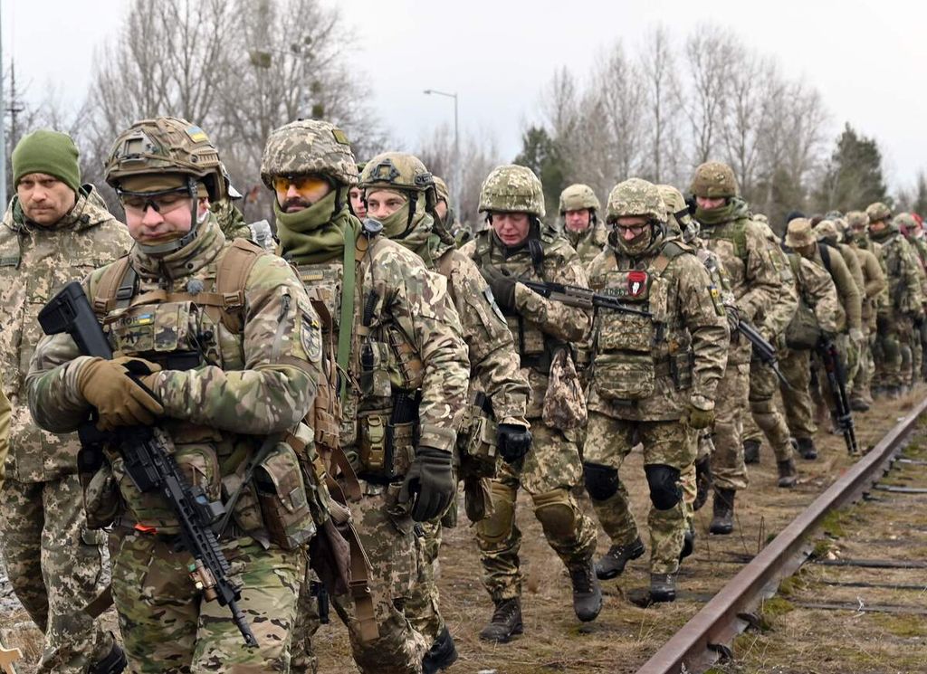 Pasukan Pertahanan Teritorial Ukraina, pasukan cadangan Angkatan Bersenjata Ukraina, ambil bagian dalam latihan militer di luar Kiev, Ukraina, Sabtu (19/2/2022).