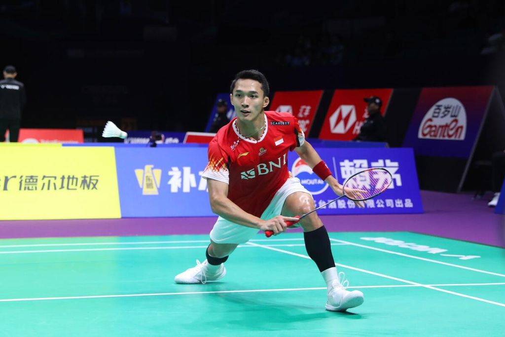 Jonatan Christie hit a shuttlecock during the match against Nadeem Dalvi (England) in the Group C preliminary round of the Thomas Cup on Saturday (27/4/2024) at the Chengdu Hi Tech Zone Sports Centre Gymnasium, Chengdu, China. Jonatan won, 21-16, 21-12. Indonesia will face Thailand in the second Group C preliminary match of the Thomas Cup on Monday (29/4/2024).