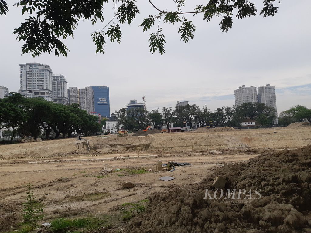 Kondisi Lapangan Merdeka di Medan, Sumatera Utara, yang sedang dalam proses revitalisasi, Kamis (6/4/2023). 