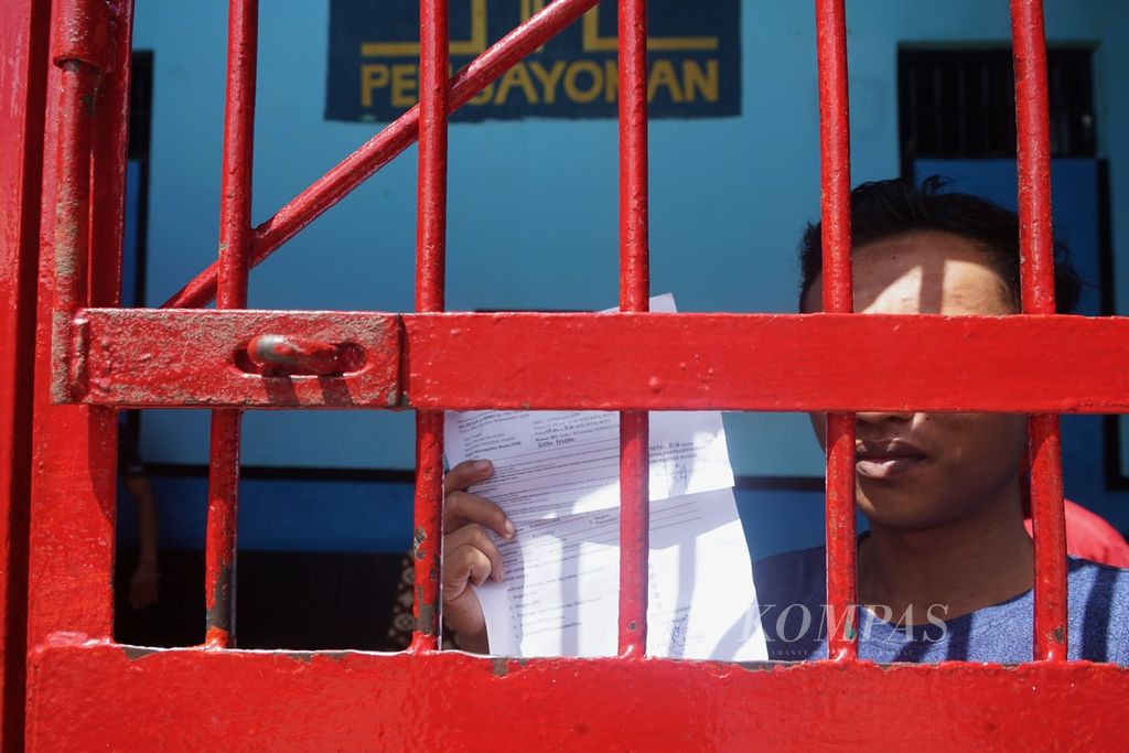 Seorang narapidana menunjukkan surat panggilan memilih di Rutan Kelas II A Kendari, Sulawesi Tenggara, Rabu (14/2/2024). 