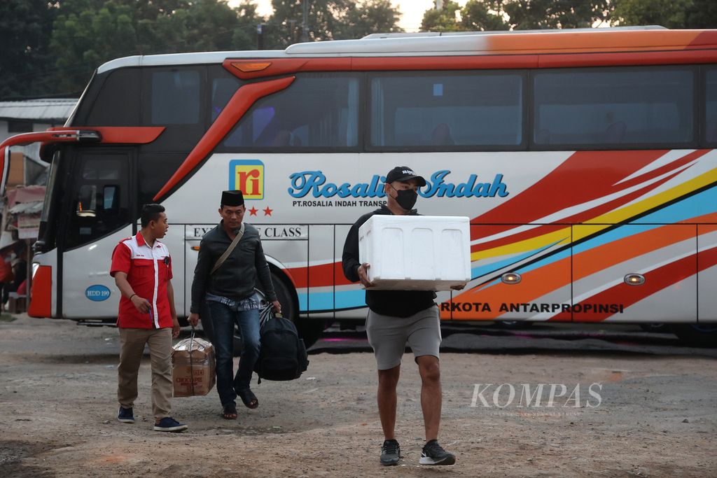 Calo tiket bus menawarkan jasa kepada calon penumpang bus jarak jauh yang tiba di Terminal Pondok Pinang, Jakarta, Jumat (29/9/2023) pagi. 