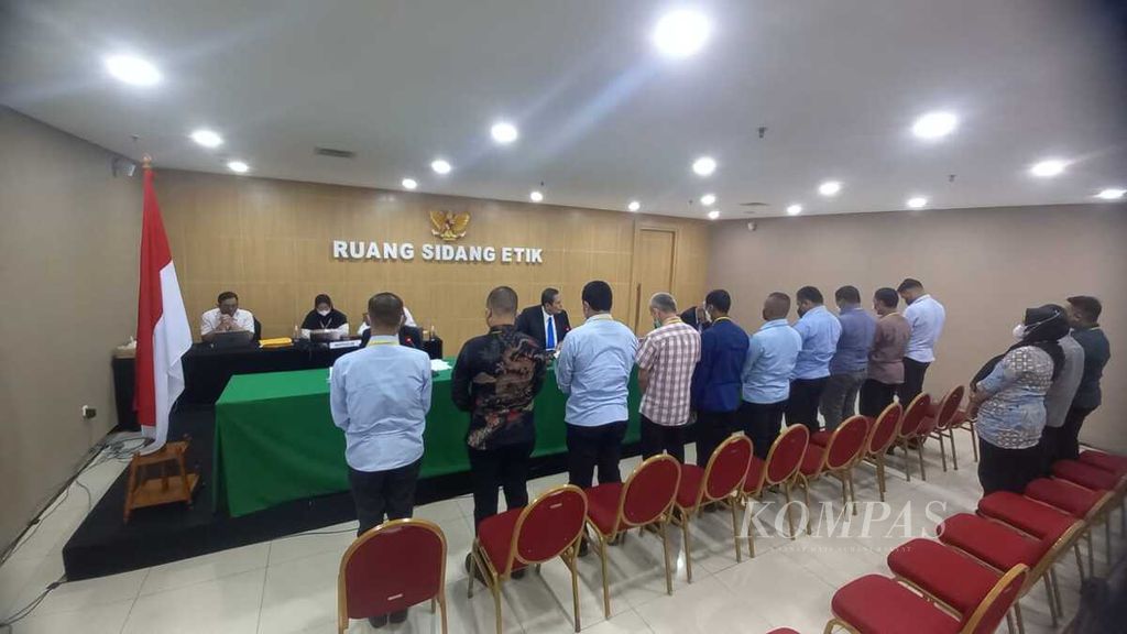 The perpetrators of illegal extortion in the Corruption Eradication Commission's detention center attended a hearing regarding alleged violations of ethics and behavior at the Anti-Corruption Education Center building of the Corruption Eradication Commission in Jakarta, Thursday (15/2/2024).