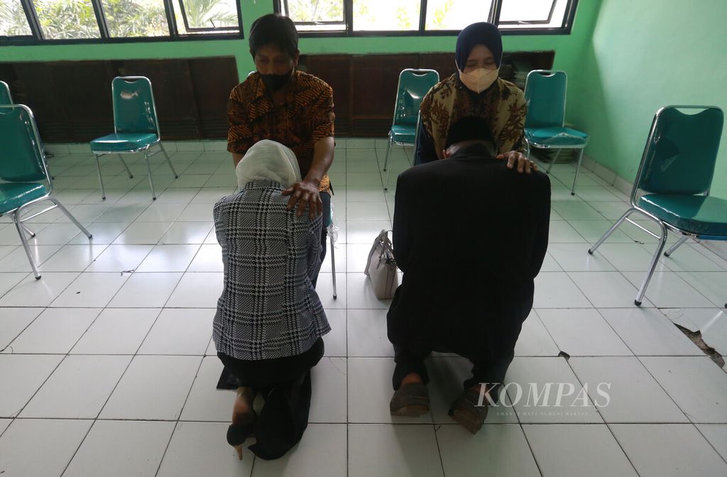 Pasangan suami istri sungkem kepada orangtua setelah melangsungkan pernikahan di KUA Cakung, Jakarta Timur, Selasa (22/2/2022).