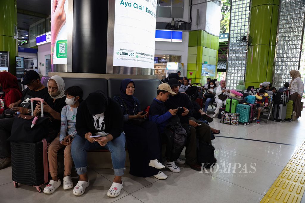 Para calon penumpang kereta menunggu jadwal pemberangkatan di Stasiun Gambir, Jakarta, Rabu (13/12/2023).