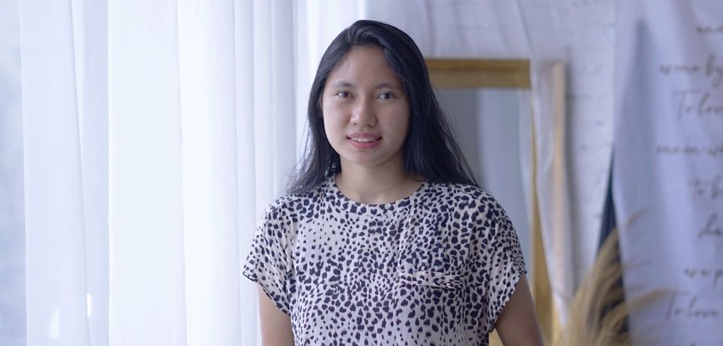 Elyona Irene, pendiri Cinematic Medan tahun 2020. Cinematic Medan bergerak di bidang pembuatan video sinematik, fotografi, dan kreasi konten.