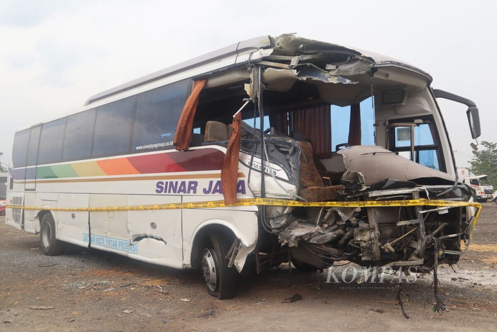 Kondisi Bus Sinar Jaya yang rusak akibat kecelakaan maut karena bus ini menyeberang median jalan di ruas Jalan Tol Cikopo-Palimanan, Kabupaten Subang, Jawa Barat, Kamis (14/11/2019) dini hari. Kecelakaan tersebut menewaskan tujuh orang.