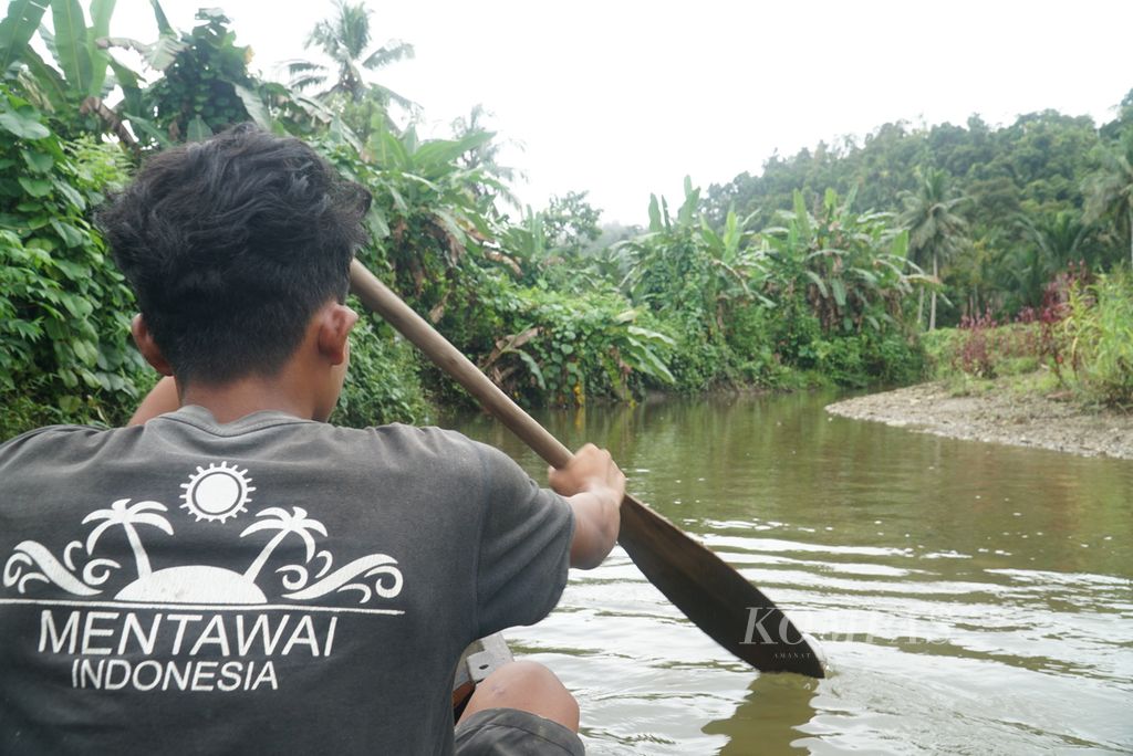 Warga mengemudi pompong di Sungai Rereiket yang melintasi Desa Madobag, Kecamatan Siberut Selatan, Kepulauan Mentawai, Sumatera Barat, Jumat (29/7/2022). Pompong merupakan transportasi utama warga di pedalaman Pulau Siberut.