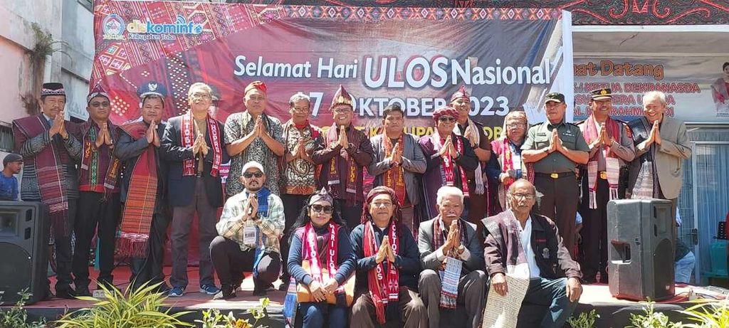 Hari ulos dirayakan di Kabupaten Toba, Sumatera Utara, Selasa (17/10/2023). 