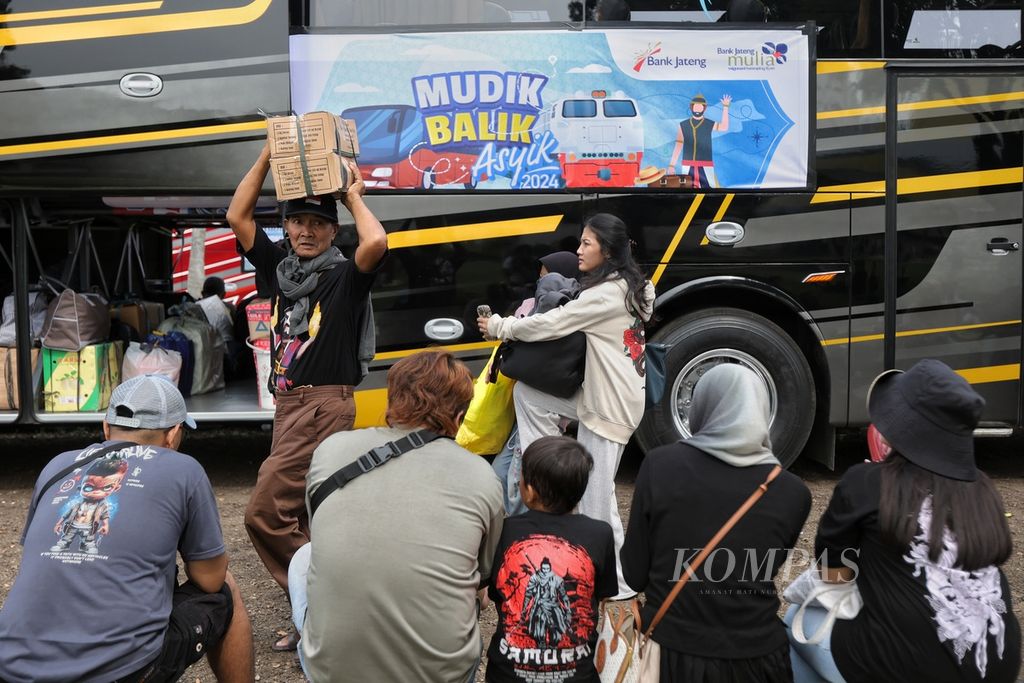 Seorang warga membawa barang bawaan di Museum Purna Bhakti Pertiwi, Jakarta, Sabtu (6/4/2024). 