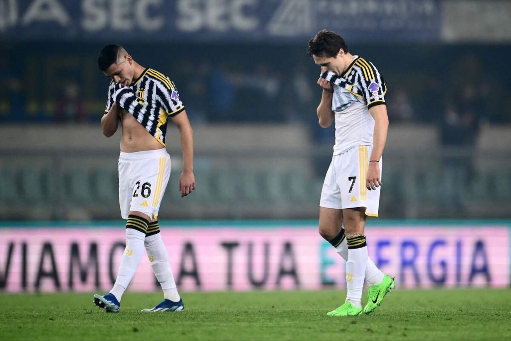 Ekspresi pemain Juventus, Carlos Alcaraz dan Federico Chiesa, dalam pertandingan Liga Italia antara Hellas Verona dan Juventus di Stadion Marcanatonio Bentegodi, Verona, Italia, Minggu (18/2/2024) dini hari WIB. 
