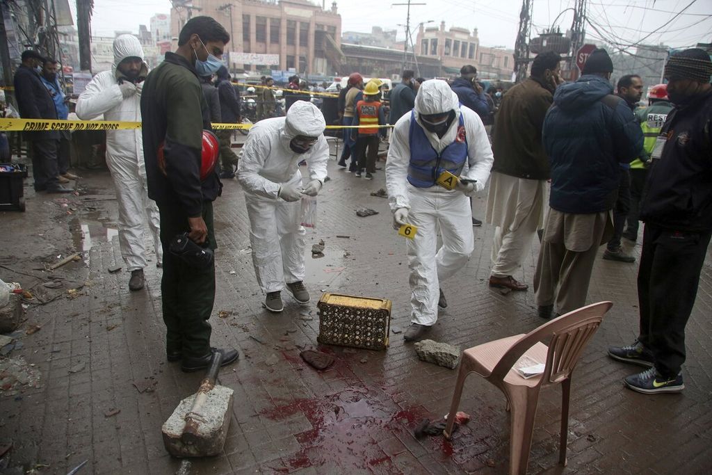 Penyelidik melakukan olah tempat kejadian perkara dan mengumpulkan barang bukti di lokasi ledakan bom di Lahore, Pakistan, Kamis (20/1/2022).
