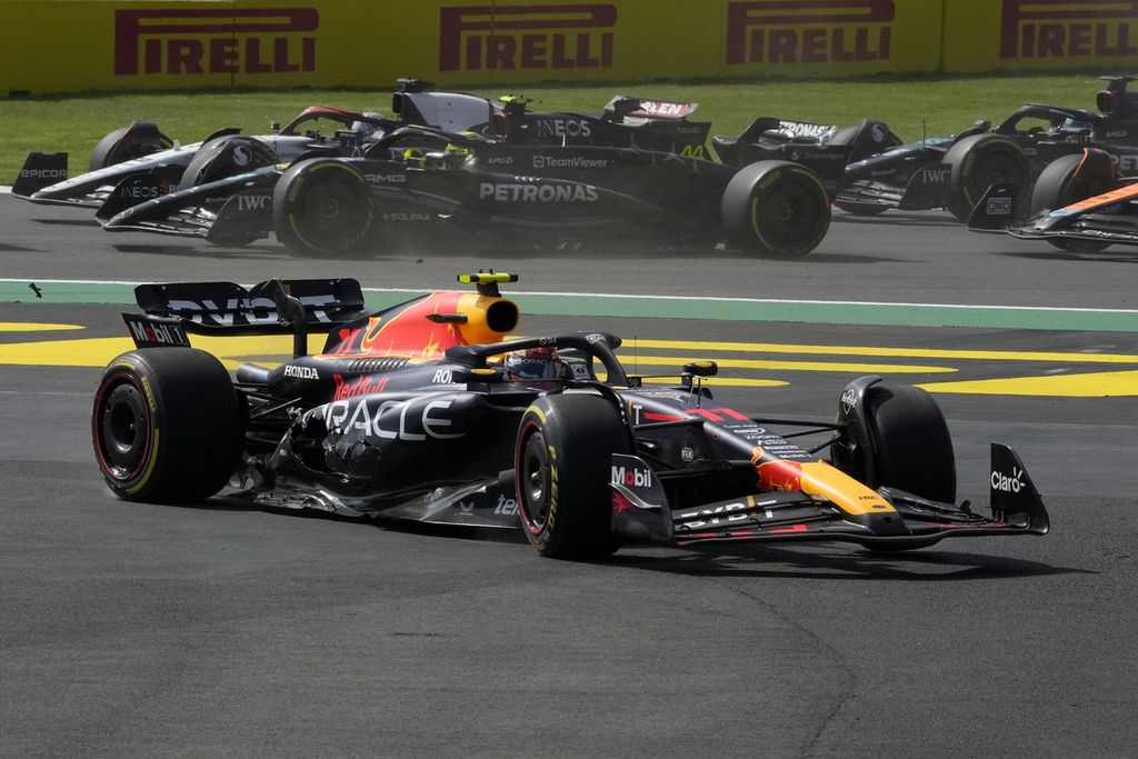Pebalap Red Bull, Sergio Perez, tak bisa menyelesaikan balapan karena tabrakan dengan pebalap Ferrari, Charles Leclerc, pada balap Formula 1 seri Meksiko, 29 Oktober 2023.