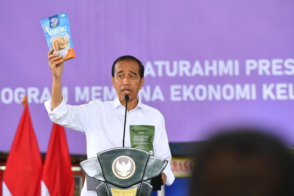 Presiden Joko Widodo mengapresiasi kreativitas dan kualitas kemasan produk para nasabah PT Permodalan Nasional Madani (PNM) Mekaar dalam silaturahmi di Gedung Bale Rame, Kabupaten Bandung, Jawa Barat, Sabtu (3/2/2024).