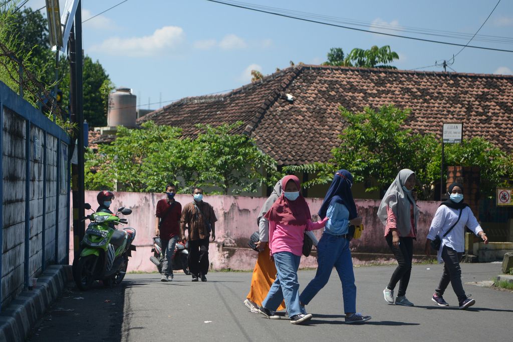 Pekerja pabrik pakaian dalam bersiap bekerja kembali setelah menggunakan jatah waktu istirahat mereka di Kecamatan Banguntapan, Bantul, Daerah Istimewa Yogyakarta, Senin (12/4/2021). 