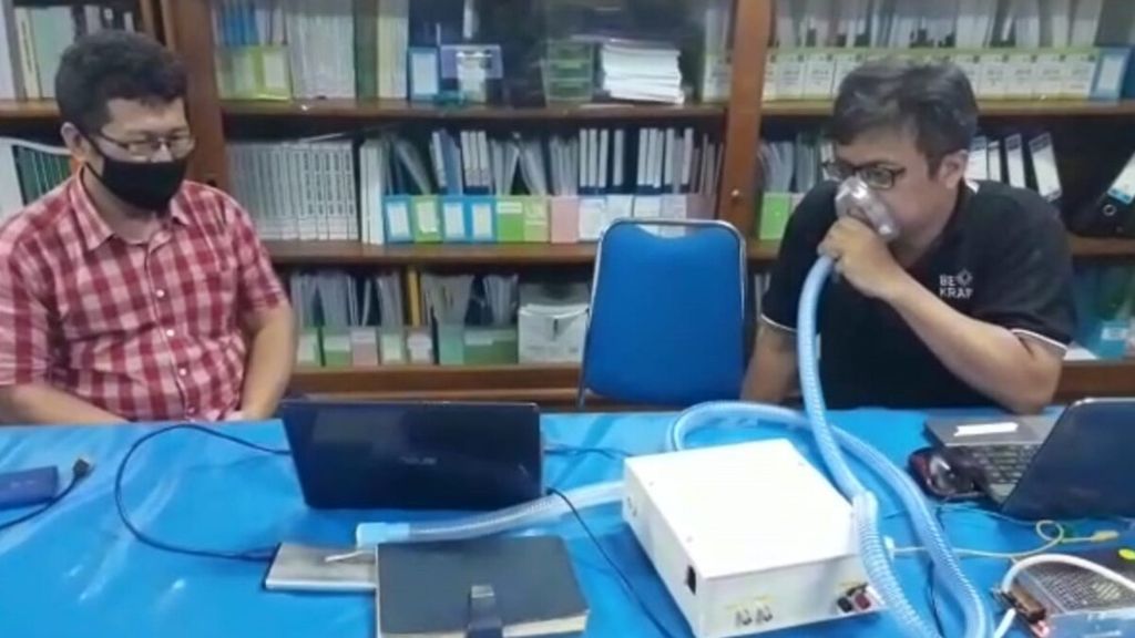 Dua staf pengajar Politeknik Mekatronika Sanata Dharma melakukan uji coba ventilator yang dirancang dapat adaptif menyesuaikan irama pernafasan pasien di Kampus PMSD, Paingan, Yogyakarta (03/06/2020)