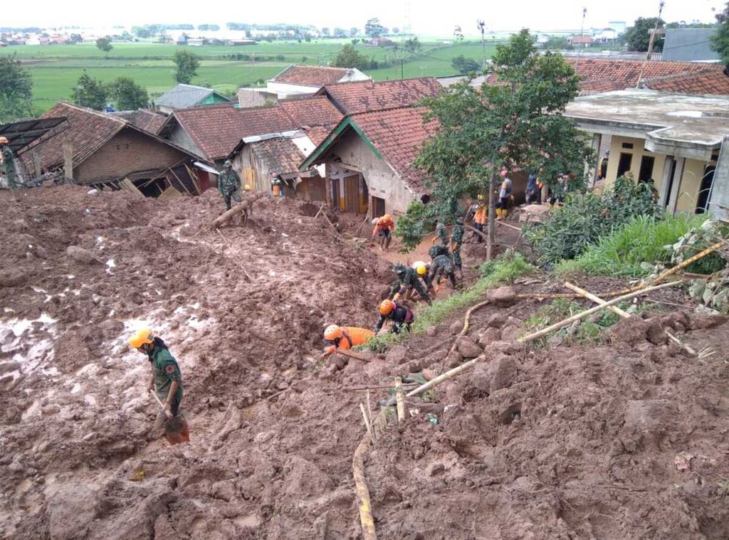 Petugas gabungan mencari korban longsor di Desa Cihanjuang, Kecamatan Cimanggung, Kabupaten Sumedang, Jawa Barat, Selasa (12/1/2021).