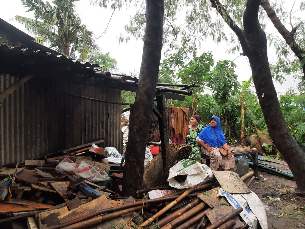 Warga duduk beristirahat setelah membersihkan sisa puing rumahnya di Desa Sumberjaya, Kecamatan Tambun Selatan, Kabupaten Bekasi, Jawa Barat, Kamis (2/3/2023). 