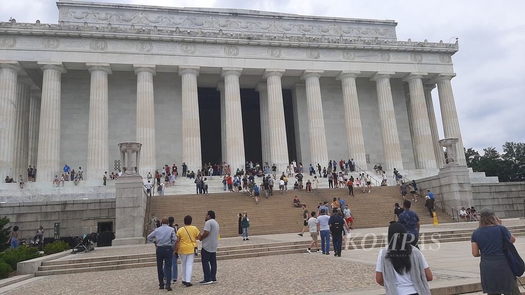 Suasana di sekitar Abraham Lincoln Memorial di Washington DC, Amerika Serikat, 18 Juli 2022