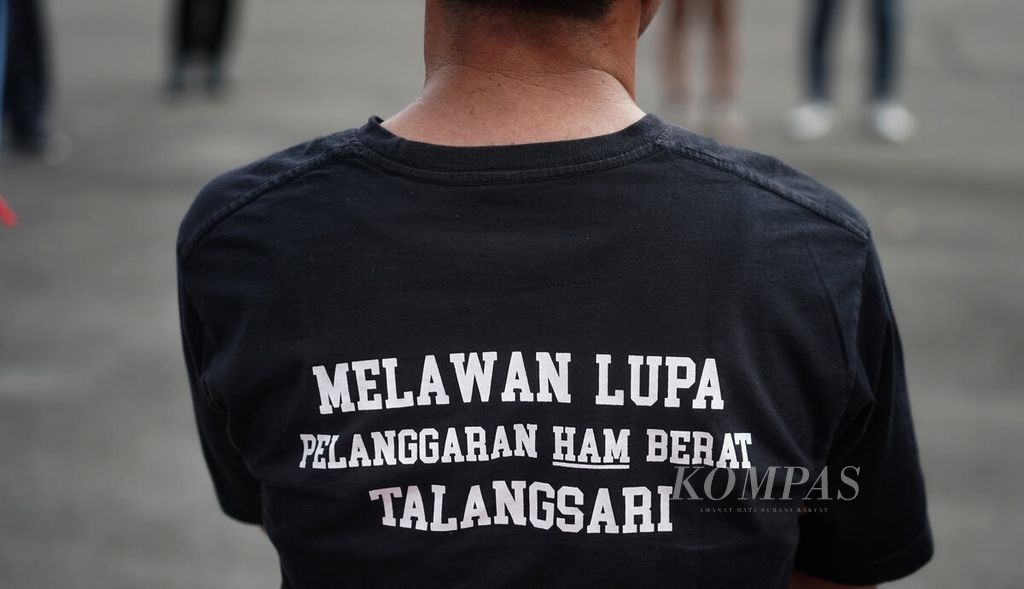 Tulisan tema aksi tertera pada kaos yang dikenakan aktivis saat mengikuti Aksi Kamisan di seberang Istana Merdeka, Jakarta, Kamis (2/2/2023). Dalam Aksi Kamisan ke-762 ini para aktivis mengangkat tema Peringatan 34 Tahun Peristiwa Talangsari, Lampung. Peristiwa Talangsari ini dianggap menjadi salah satu kasus pelanggaran HAM yang hingga kini belum tertuntaskan. Dalam tragedi pada 7 Februari 1989 ini terjadi penyerangan oleh aparat TNI dan polisi yang mengakibatkan 130 warga sipil tewas dan puluhan lainnya mengalami kekerasan fisik.