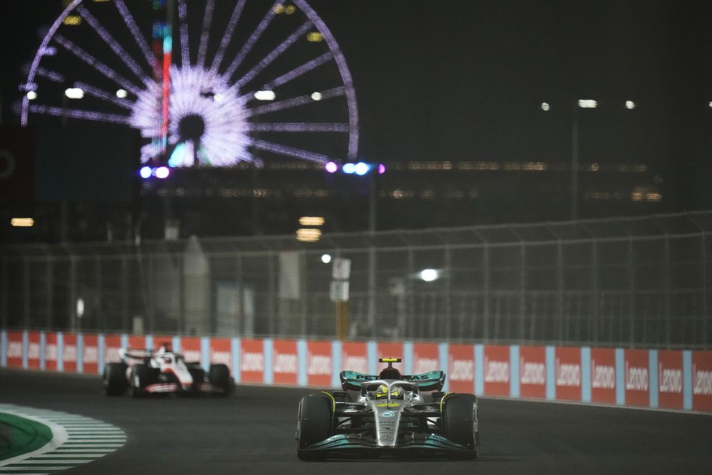 Pebalap Mercedes, Lewis Hamilton, bertarung dalam Grand Prix Formula 1 seri kedua di Sirkuit Corniche, Jeddah, Arab Saudi, Senin (28/3/2022) dini hari WIB. Lewis Hamilton yang mengawali start dari posisi ke-15 mampu menuntaskan balapan di peringkat ke-10 dengan susah payah. Tim Mercedes menghadapi masalah porpoising yang belum diselesaikan menjelang Grand Prix Formula 1 di Sirkuit Imola, Italia, 22-24 April 2022.