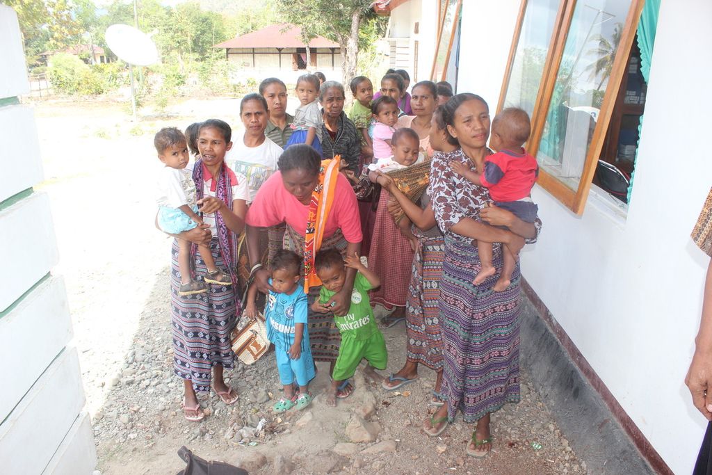 Ibu-ibu di Desa Manamas Kabupaten Timor Tengah Utara, NTT, membawa anak-anak ke puskesmas setempat untuk pemeriksaan kesehatan, beberapa waktu lalu. 