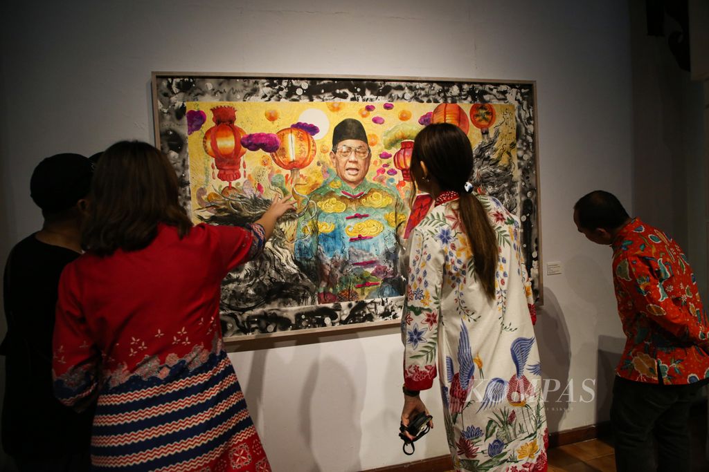 Tamu undangan menyaksikan lukisan karya seniman Galuh Taji Malela yang berjudul "Behind the Scene of Imlek" pada pembukaan pameran seni rupa di Bentara Budaya Jakarta, Kamis (22/2/2024) malam. 