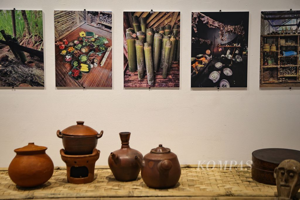 Berbagai alat masak tradisional beserta foto dipamerkan dalam rangkaian acara "Merayakan Gastronomi Indonesia" di Taman Ismail Marzuki, Jakarta, Jumat (2/2/2024).